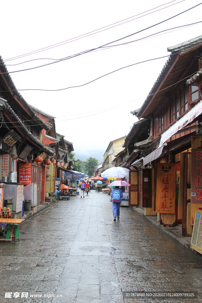 古街雨中景
