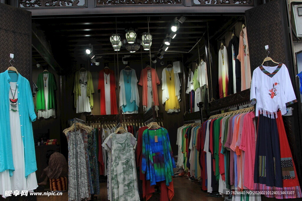 多彩服饰装点时尚店铺