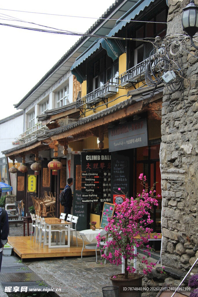 古雅街边的特色店铺