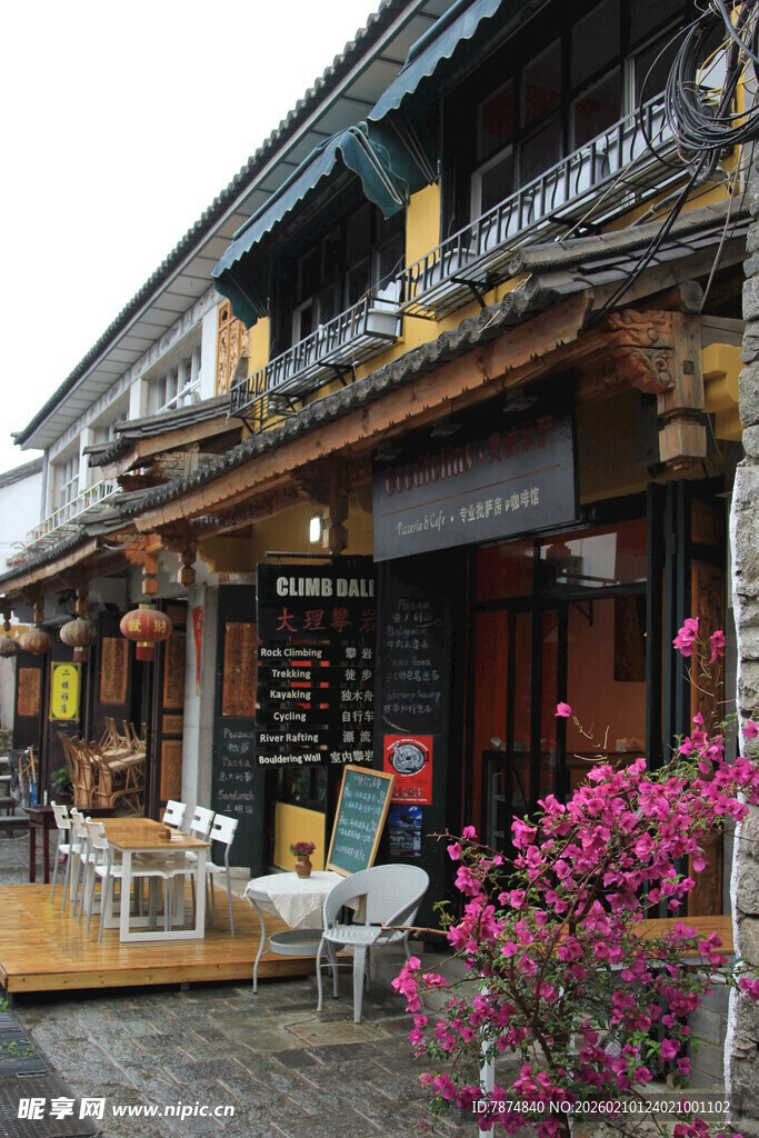 古街特色店铺与烂漫花卉