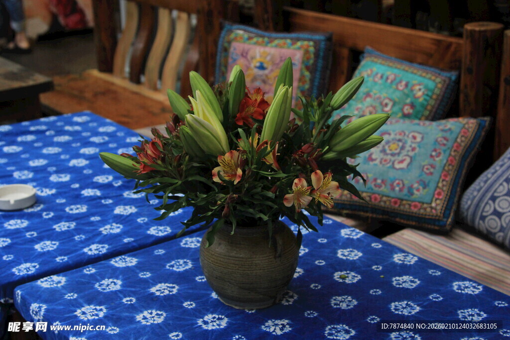 蓝桌花瓶与多彩抱枕