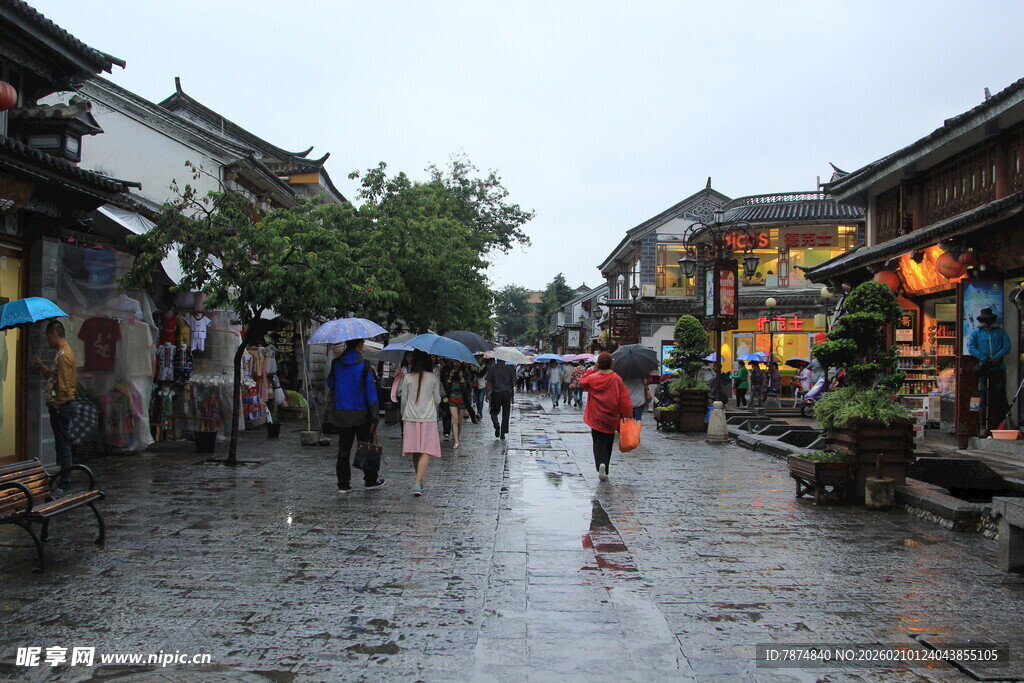 雨中漫步古街小巷