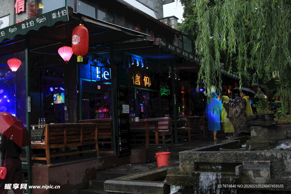 古街夜景中的特色店铺