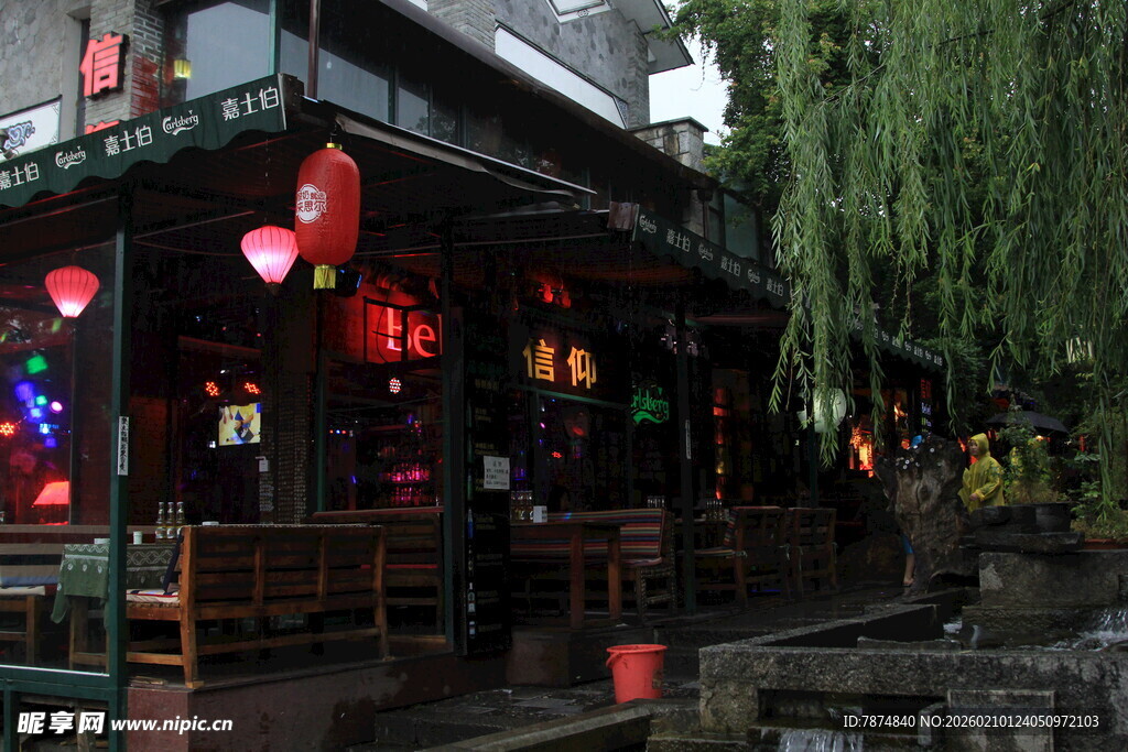 古街夜景 灯笼摇曳添韵味