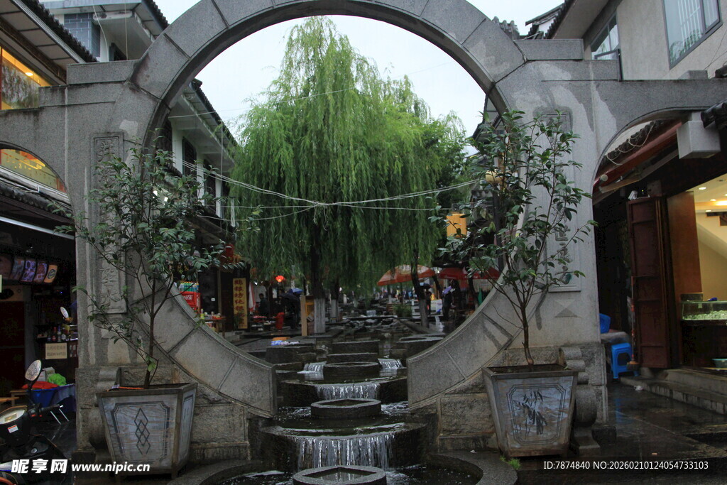 中式庭院拱门处的水景