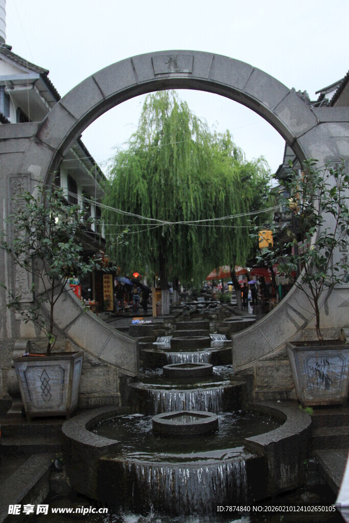 中式园林月洞门流水景致