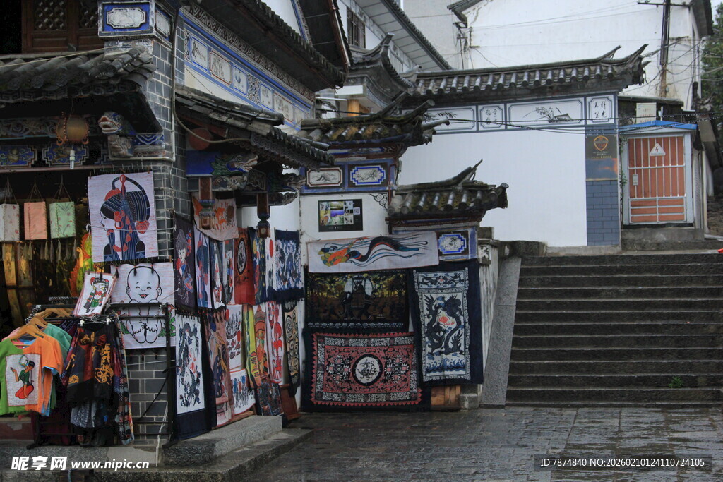 古街巷口的多彩店铺景象