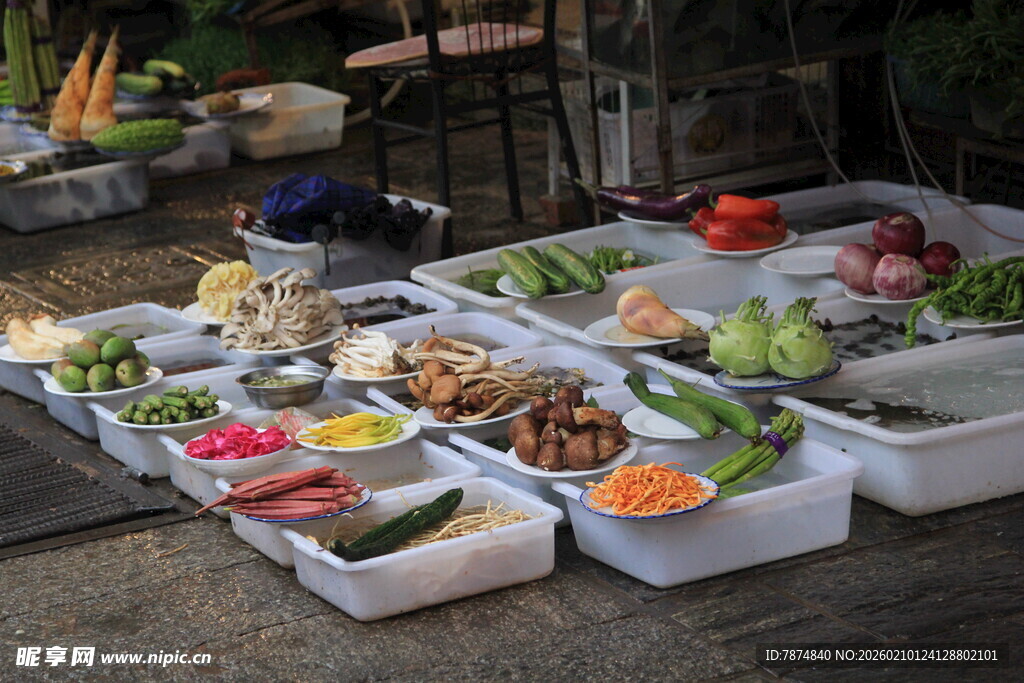 户外丰富多样的美食摆盘