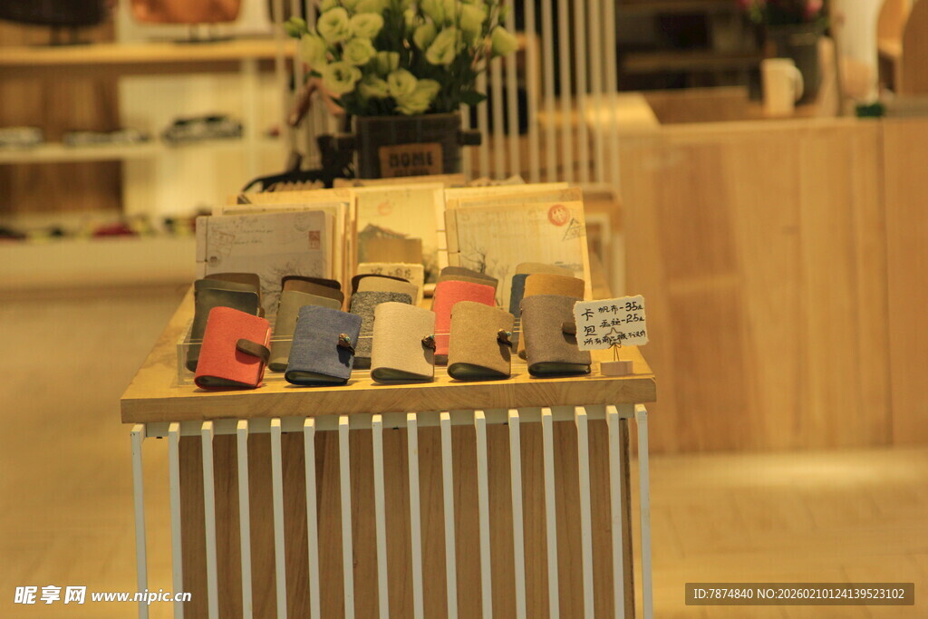 展示架上的多彩物品陈列