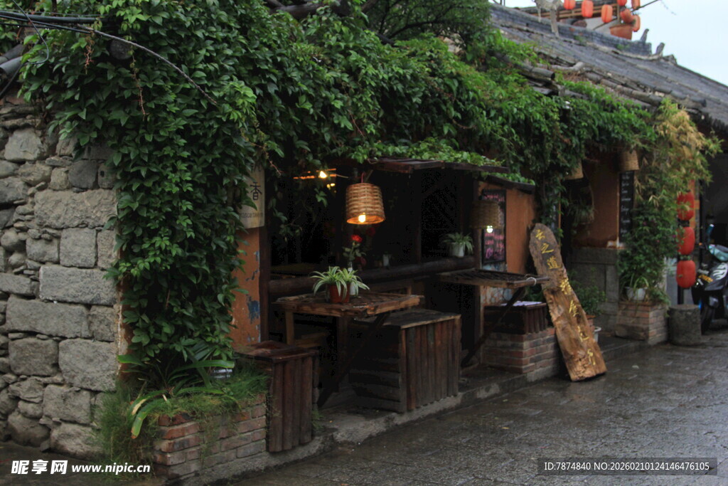 石墙绿植环绕的温馨小店