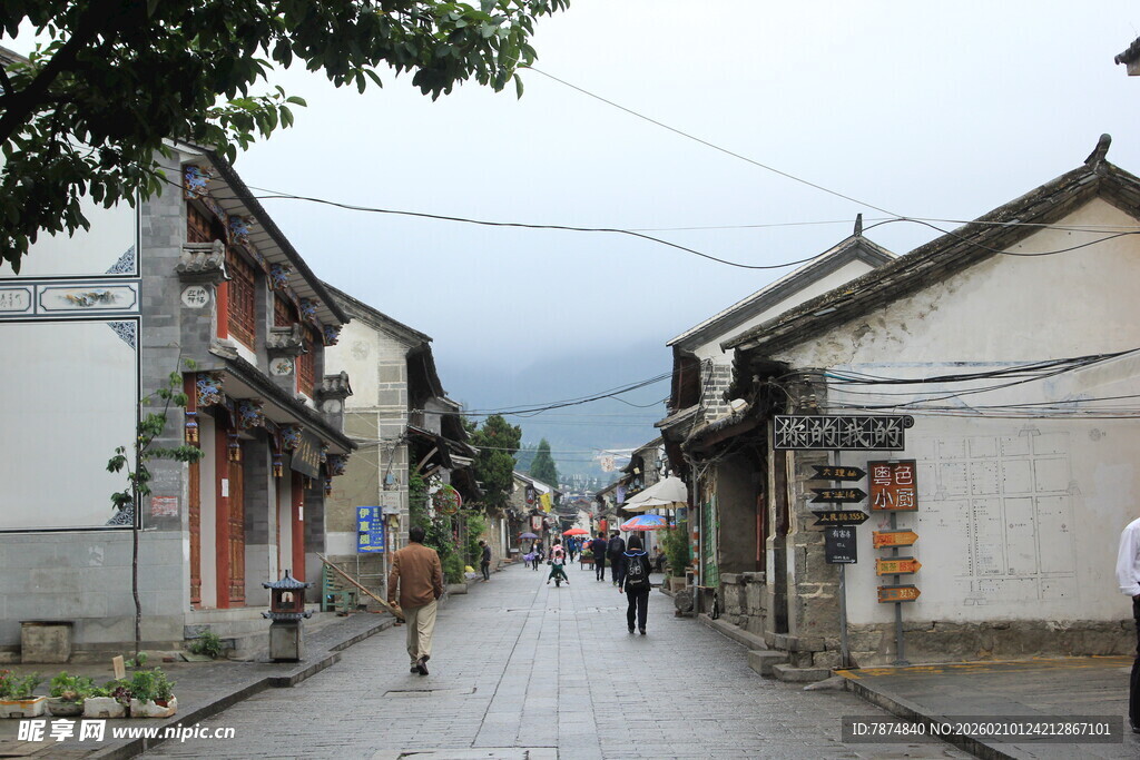 古街小巷 行人漫步雨中