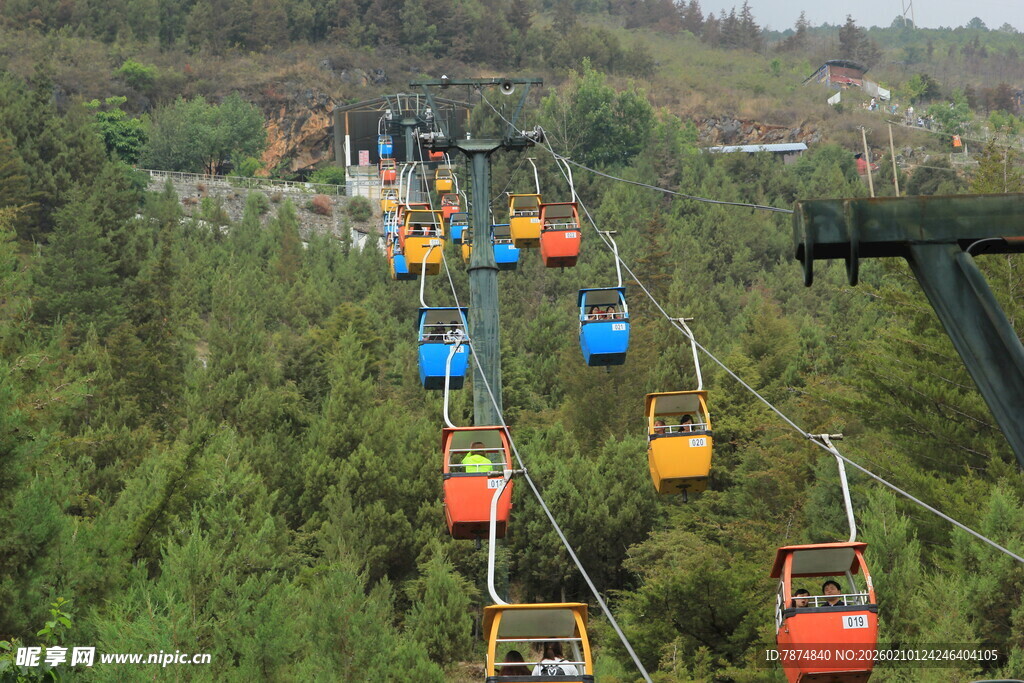 山间多彩缆车穿梭树林间