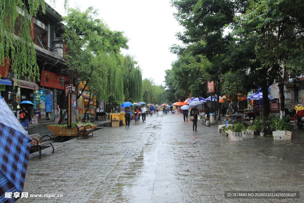 雨中古街 行人撑伞漫步
