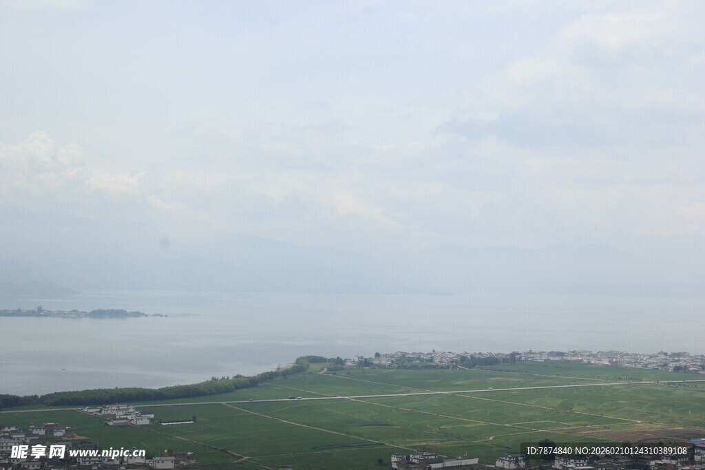 俯瞰绿地与水域景观