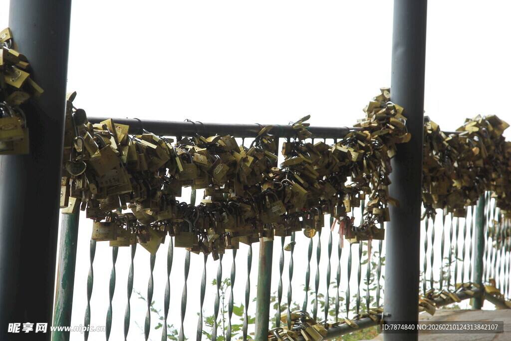 桥上挂满同心锁