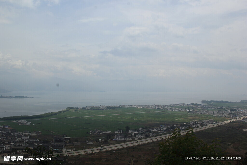 俯瞰城郊与水域风光