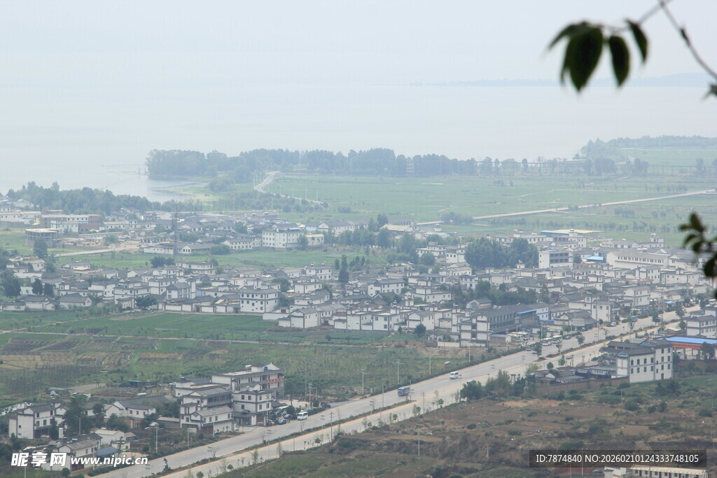 俯瞰山间村落美景