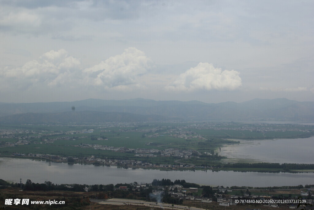 俯瞰江河与城镇景观