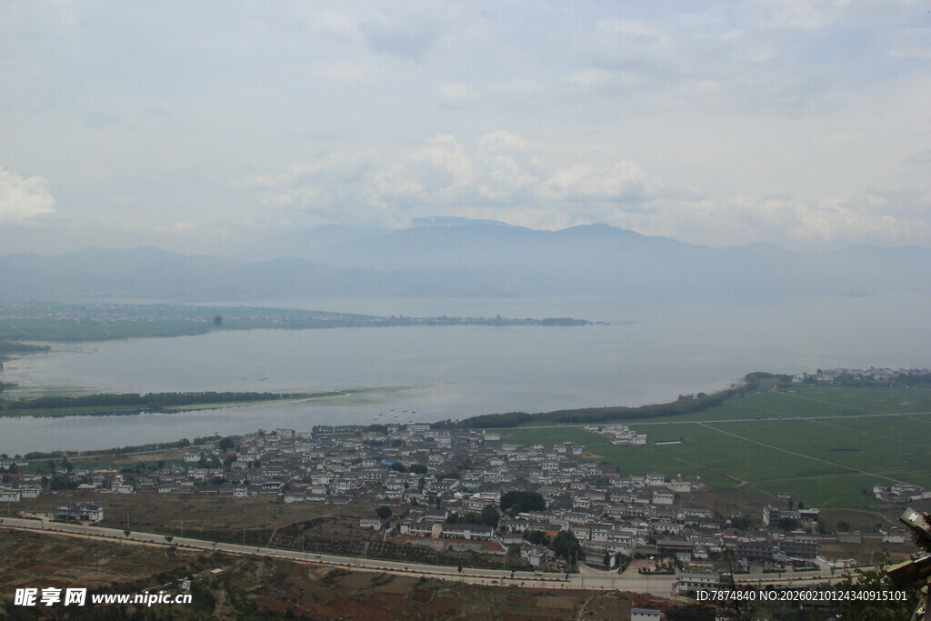 俯瞰湖畔城镇风光