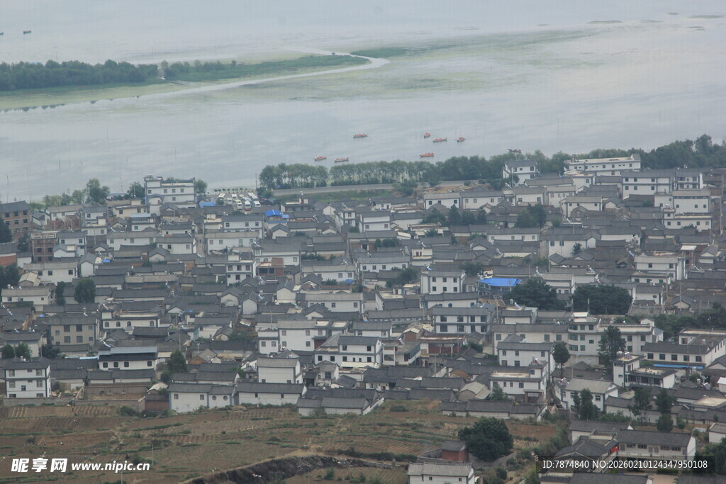 俯瞰古朴小镇风光
