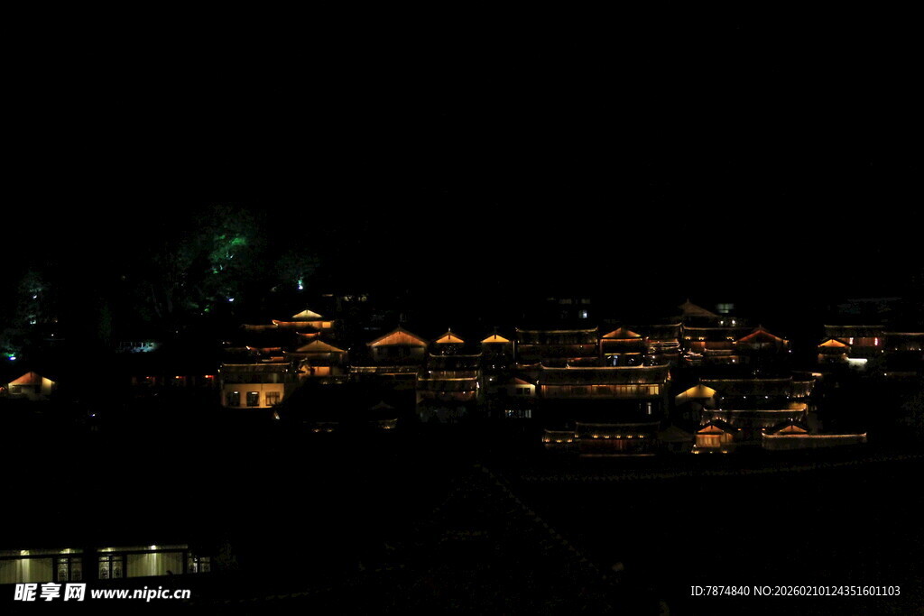 夜晚灯火璀璨的古建筑群