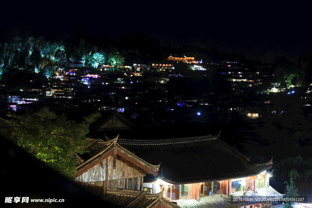 山村夜景中的古朴民居