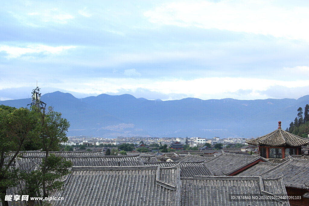 古城屋顶远眺连绵山脉