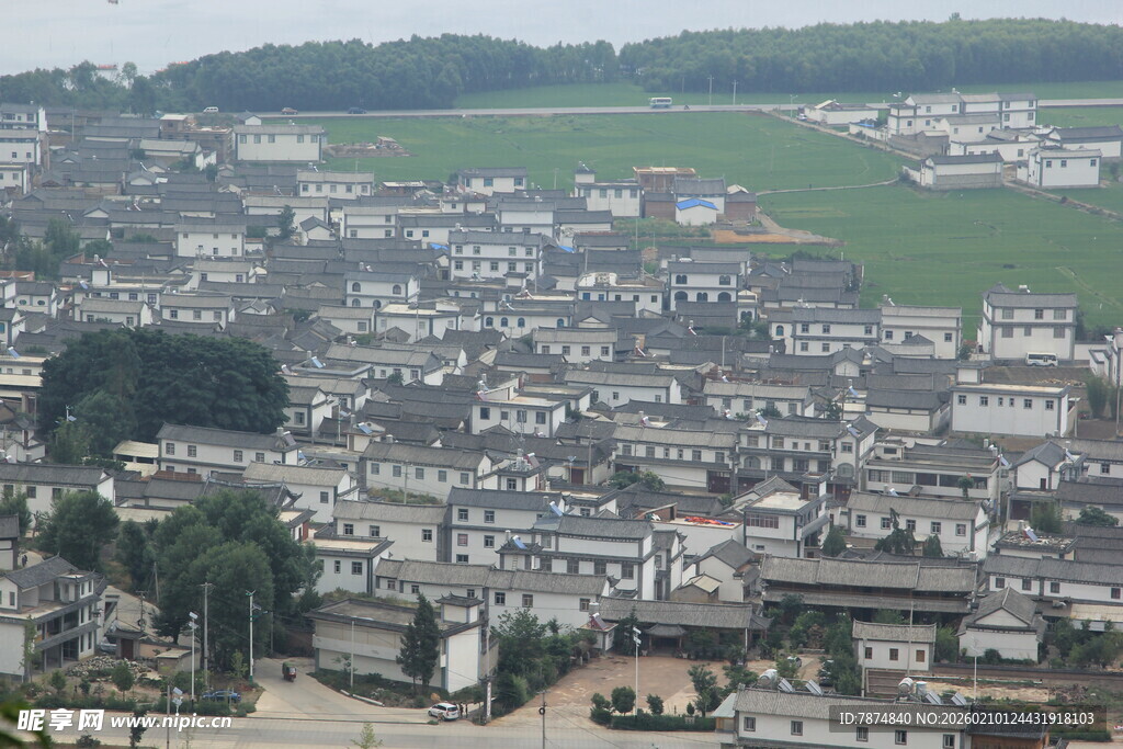 俯瞰古朴村庄风貌