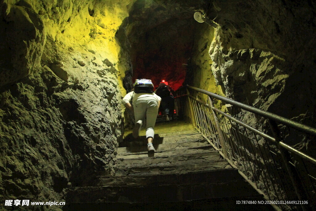 探秘幽深隧道中的前行者