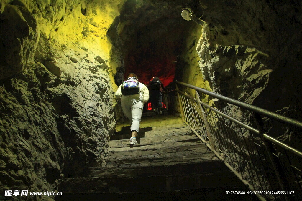 人在昏暗隧道中行走