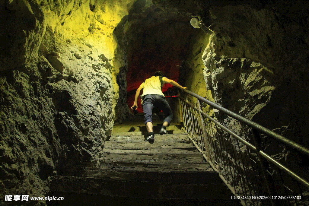 洞穴中徒步的探险者