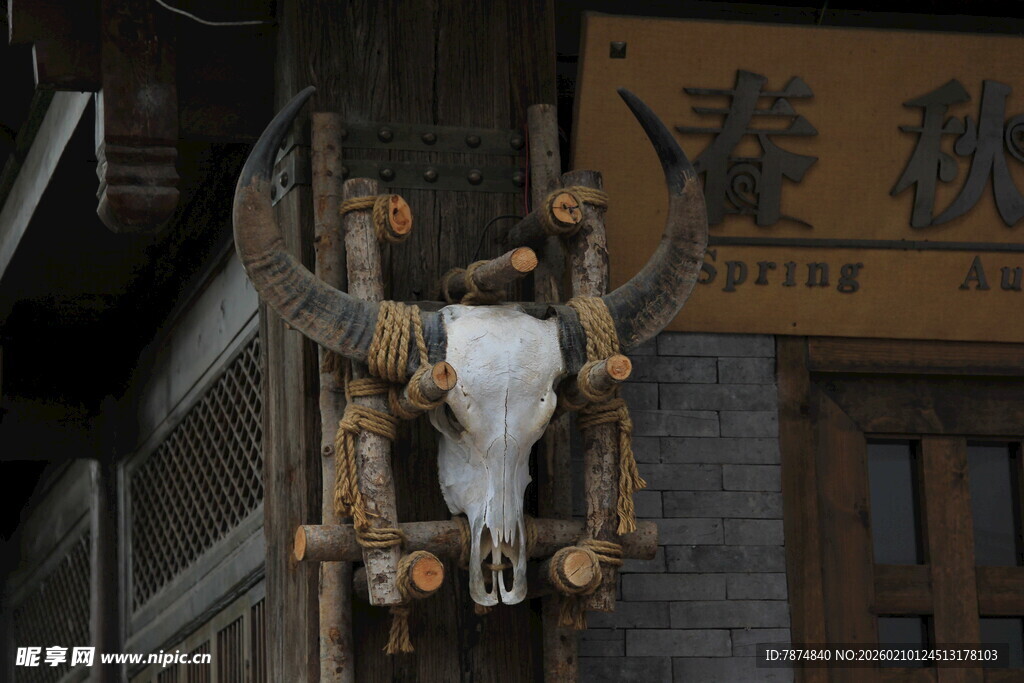复古风牛头装饰挂于店外