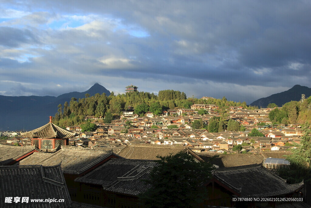 山村美景 云雾缭绕的村落