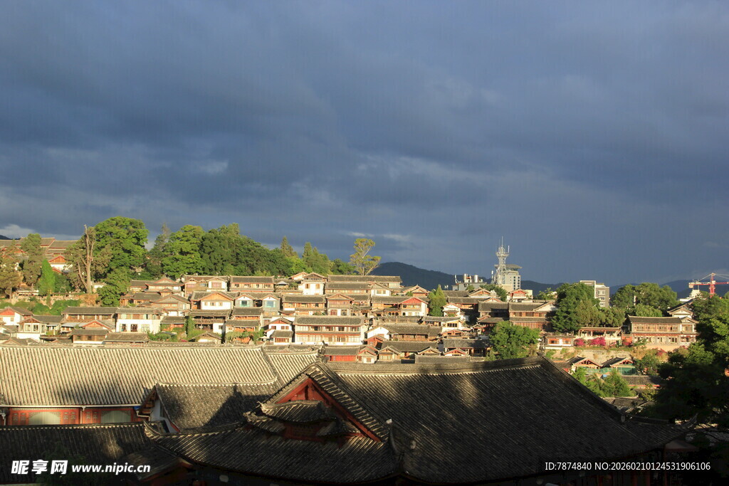 乌云下的古老村落景观