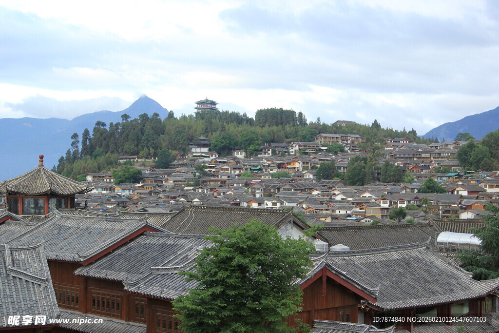古朴村落 远山相伴