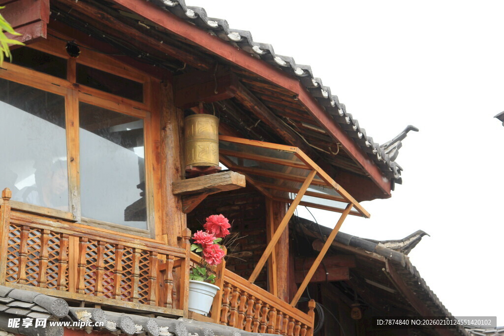 中式楼阁上的艳丽花朵