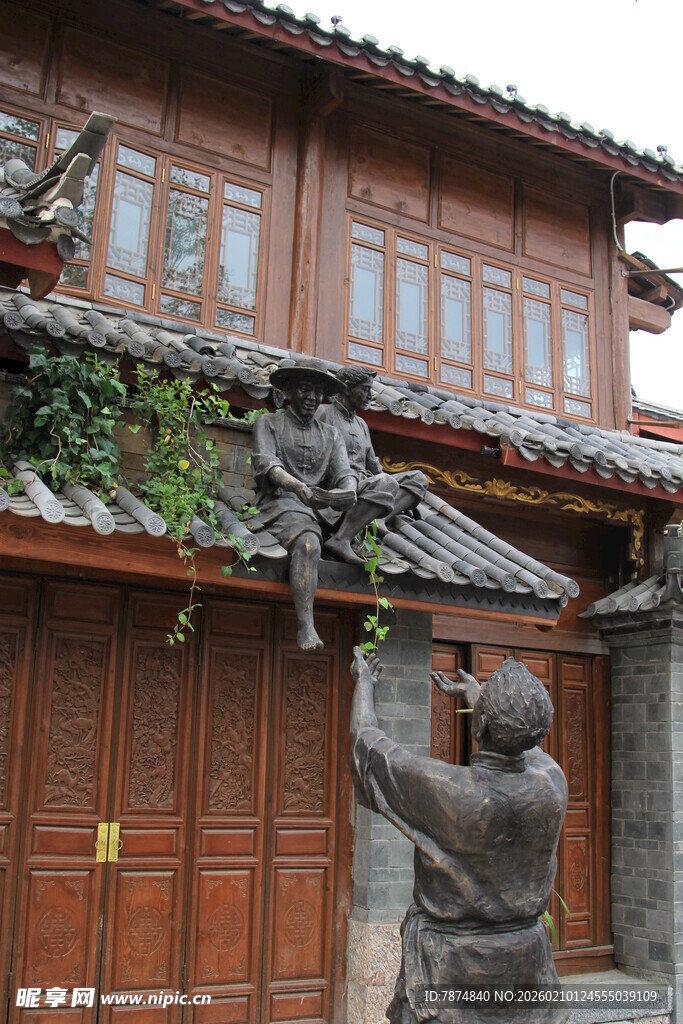 古宅前的雕塑与中式建筑