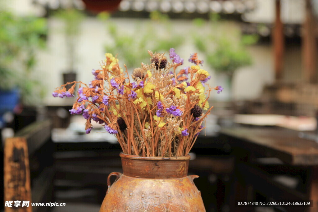 陶罐中的干花装饰