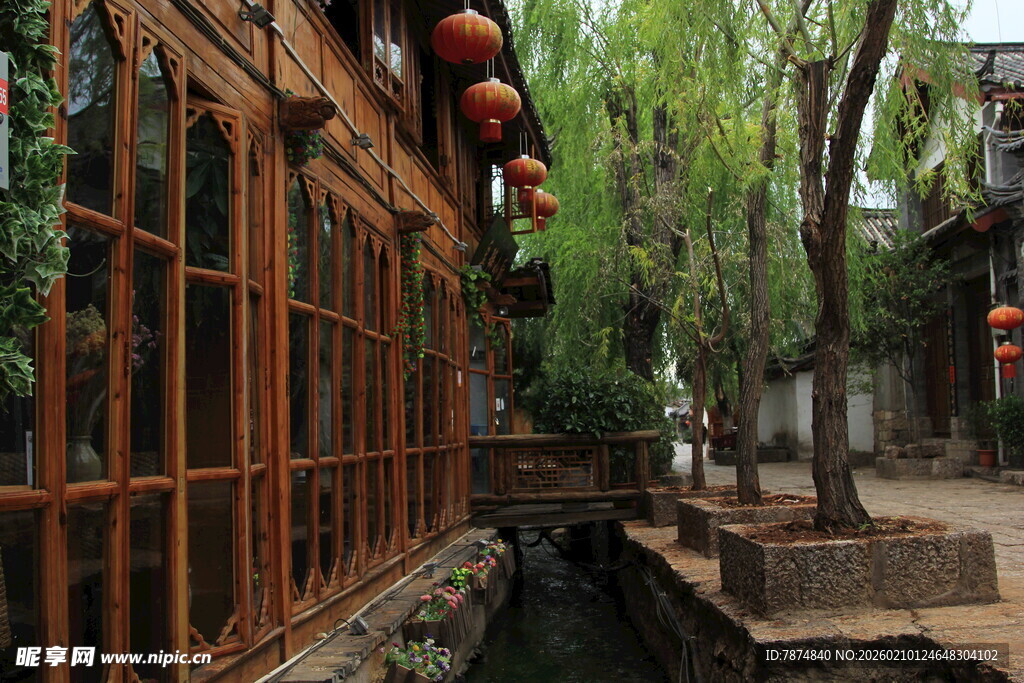 古巷中式建筑与红灯笼