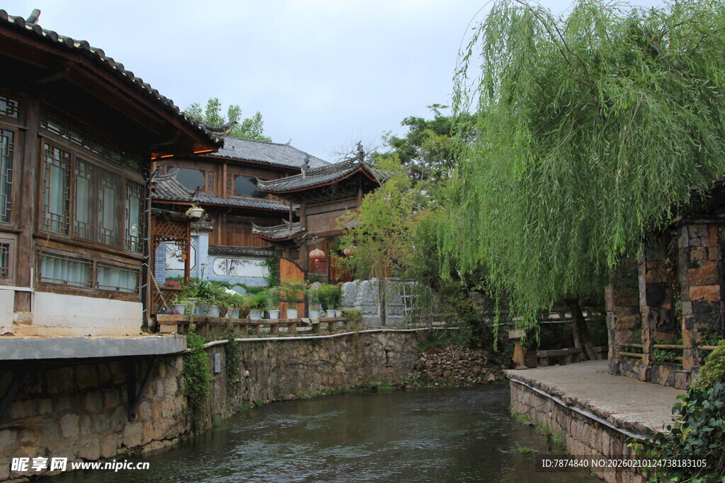 古巷流水旁的中式传统建筑