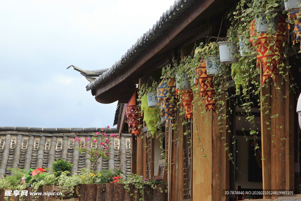 古雅屋檐下的缤纷绿植