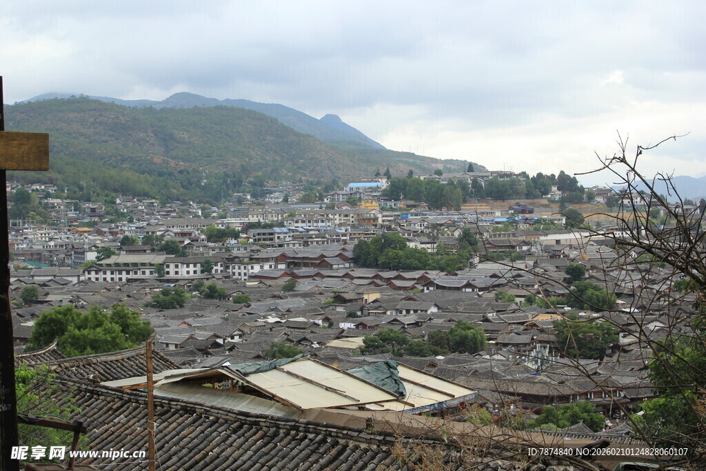 俯瞰古朴小镇风光
