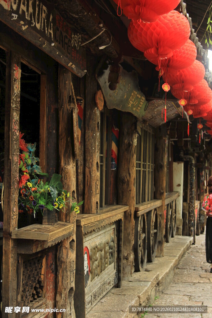古巷红灯笼下的静谧景致