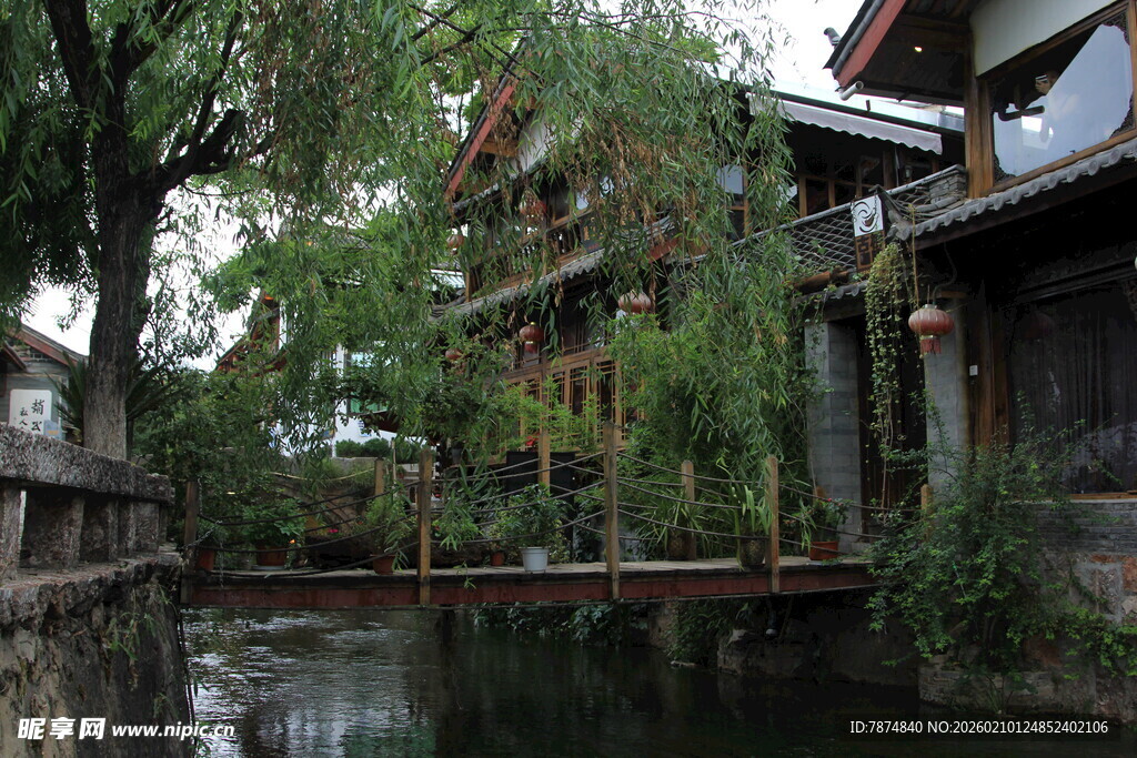 古巷小河畔的中式传统建筑