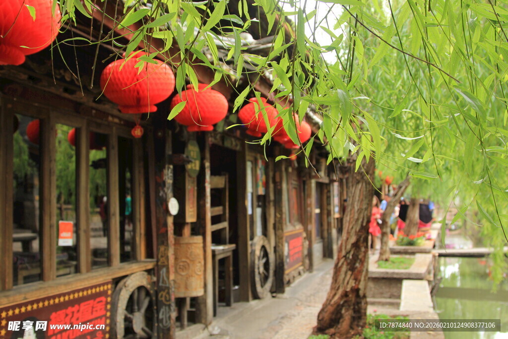 古巷红灯笼 尽显中式韵味