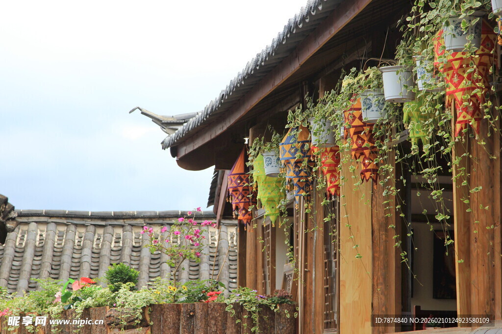 古宅绿植装点的诗意角落