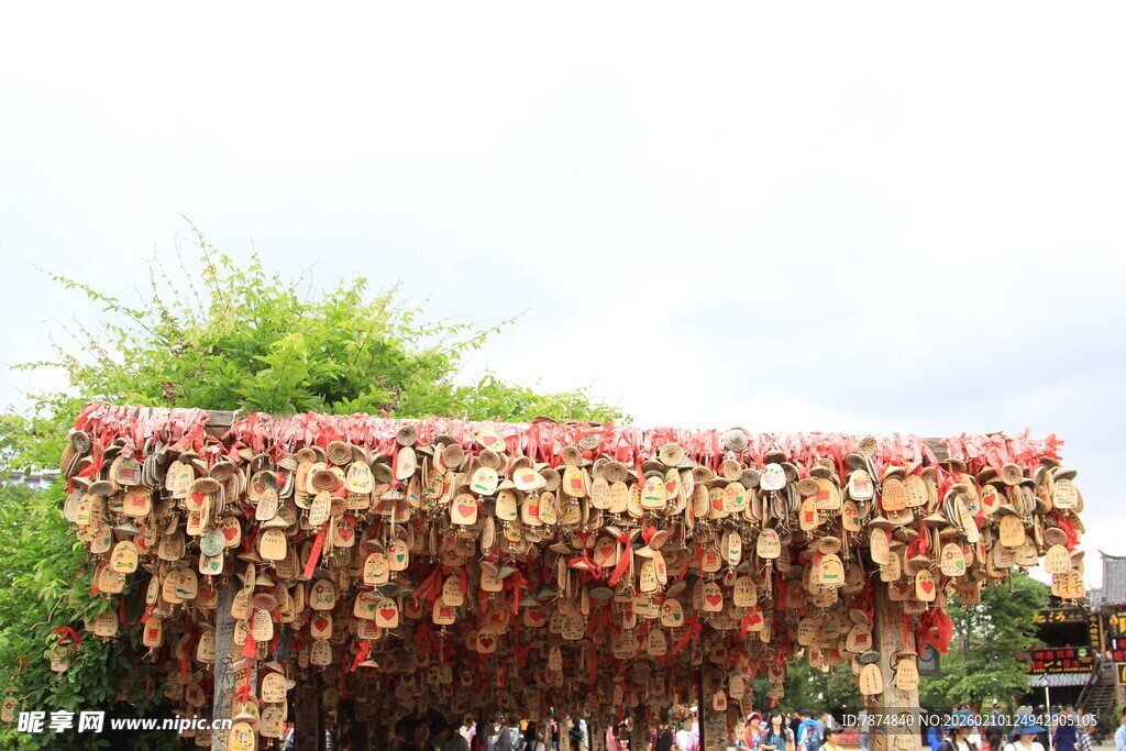 许愿牌挂满架 祈愿满满