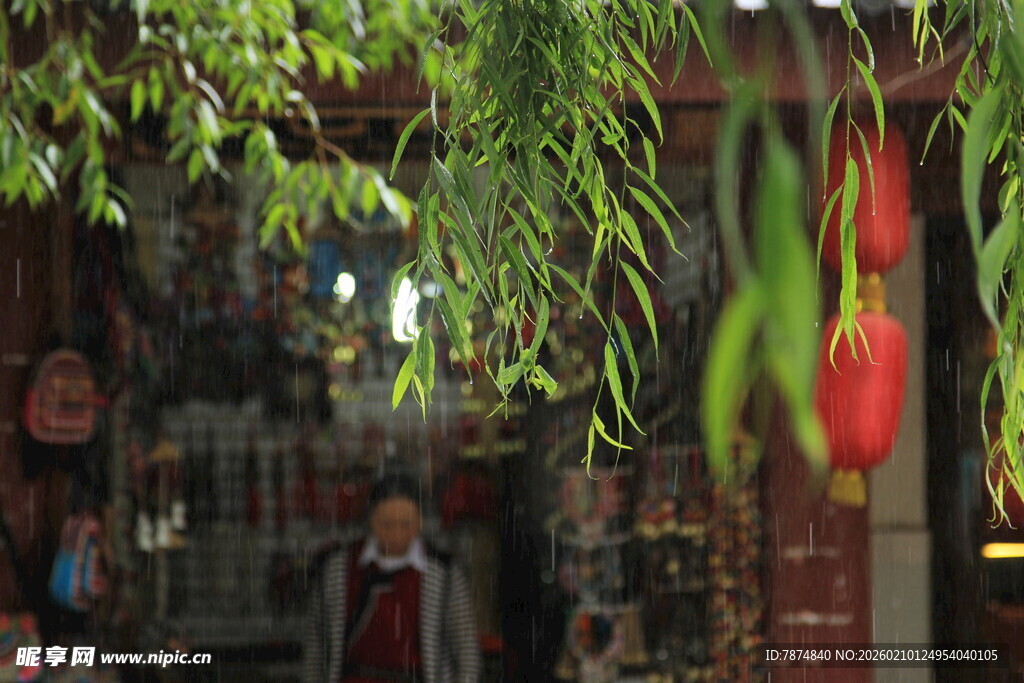 古巷灯笼下的行人景致