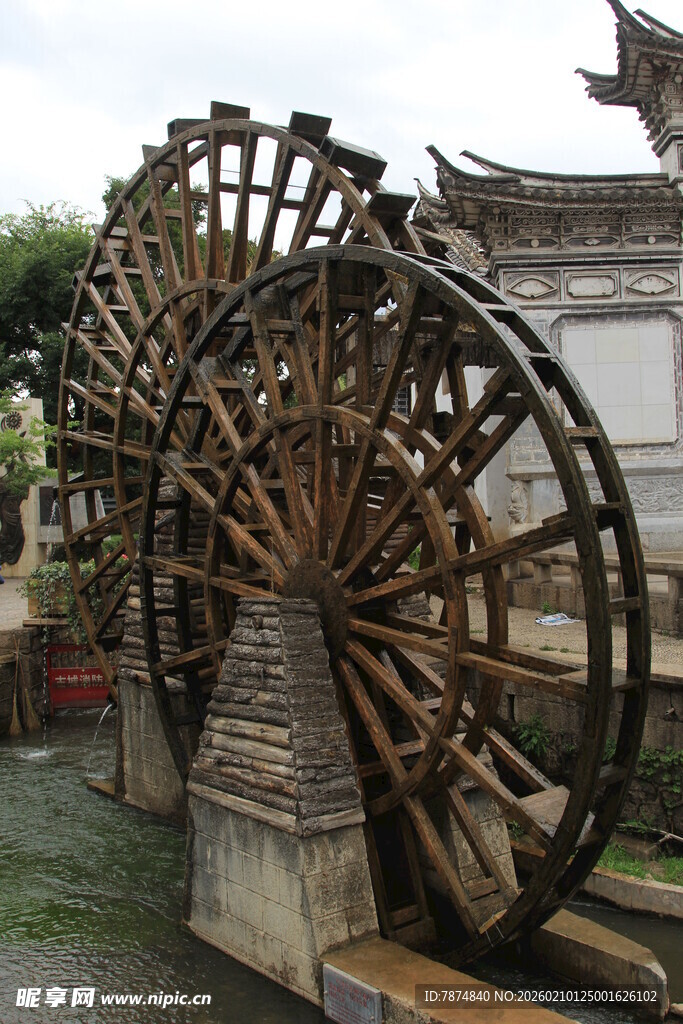古老木质大水车