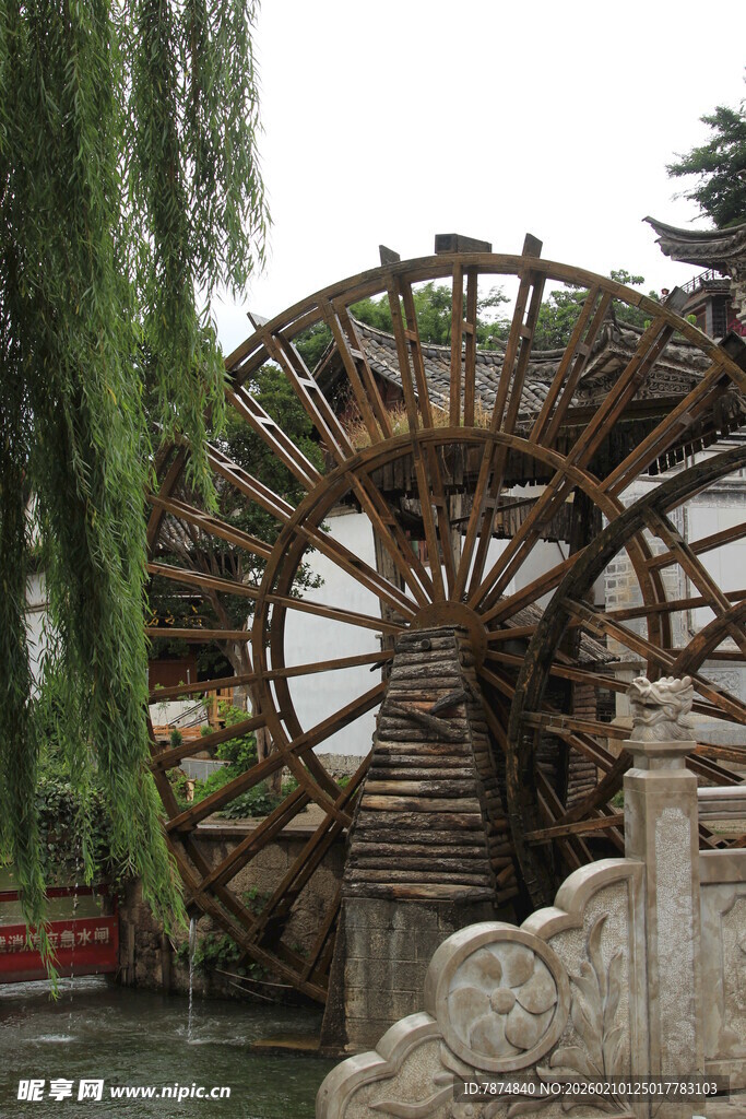 古老水车静立河畔